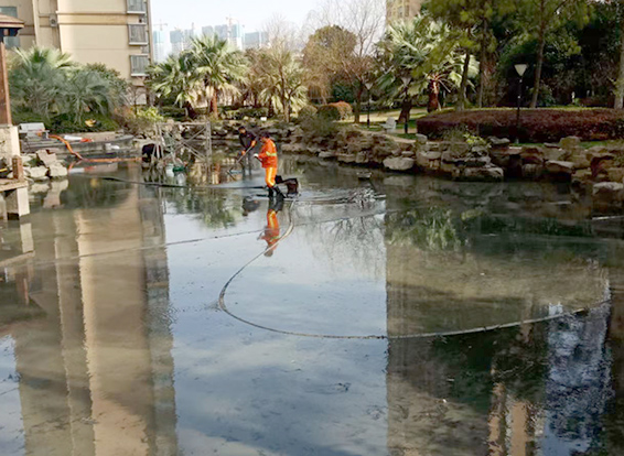 若尔盖景观池淤泥清理