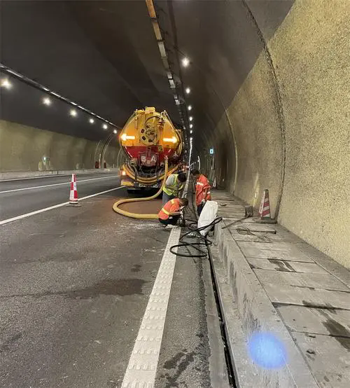 若尔盖隧道排水渠清淤